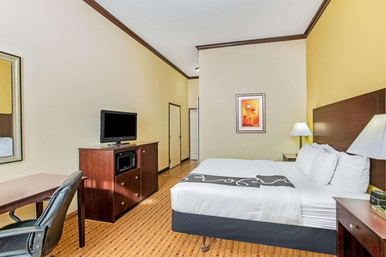 La Quinta By Wyndham Ennis Hotel Exterior photo