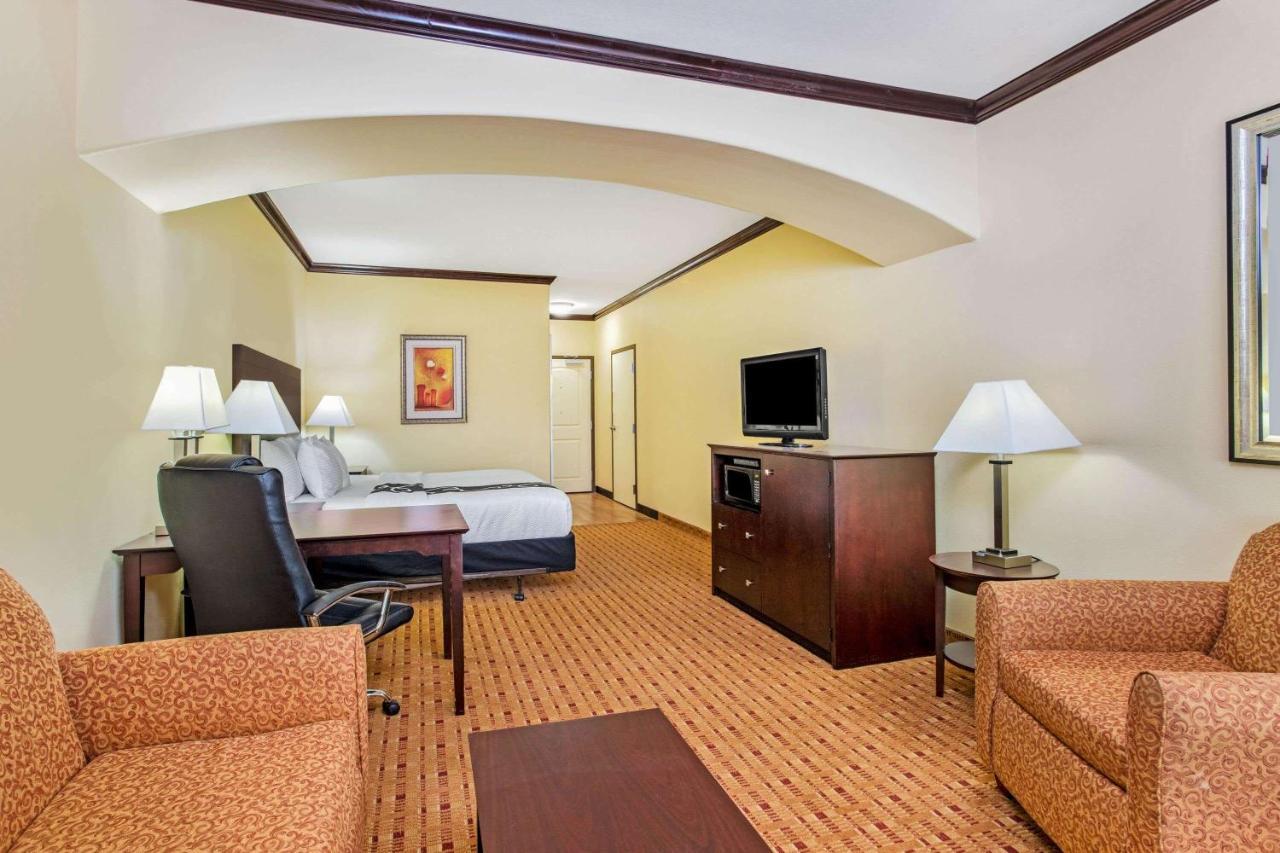 La Quinta By Wyndham Ennis Hotel Exterior photo