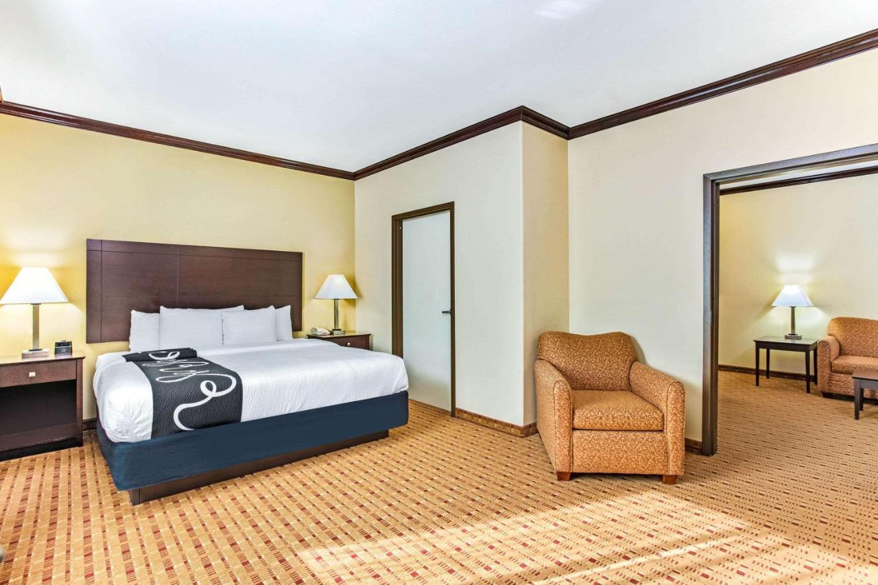 La Quinta By Wyndham Ennis Hotel Exterior photo