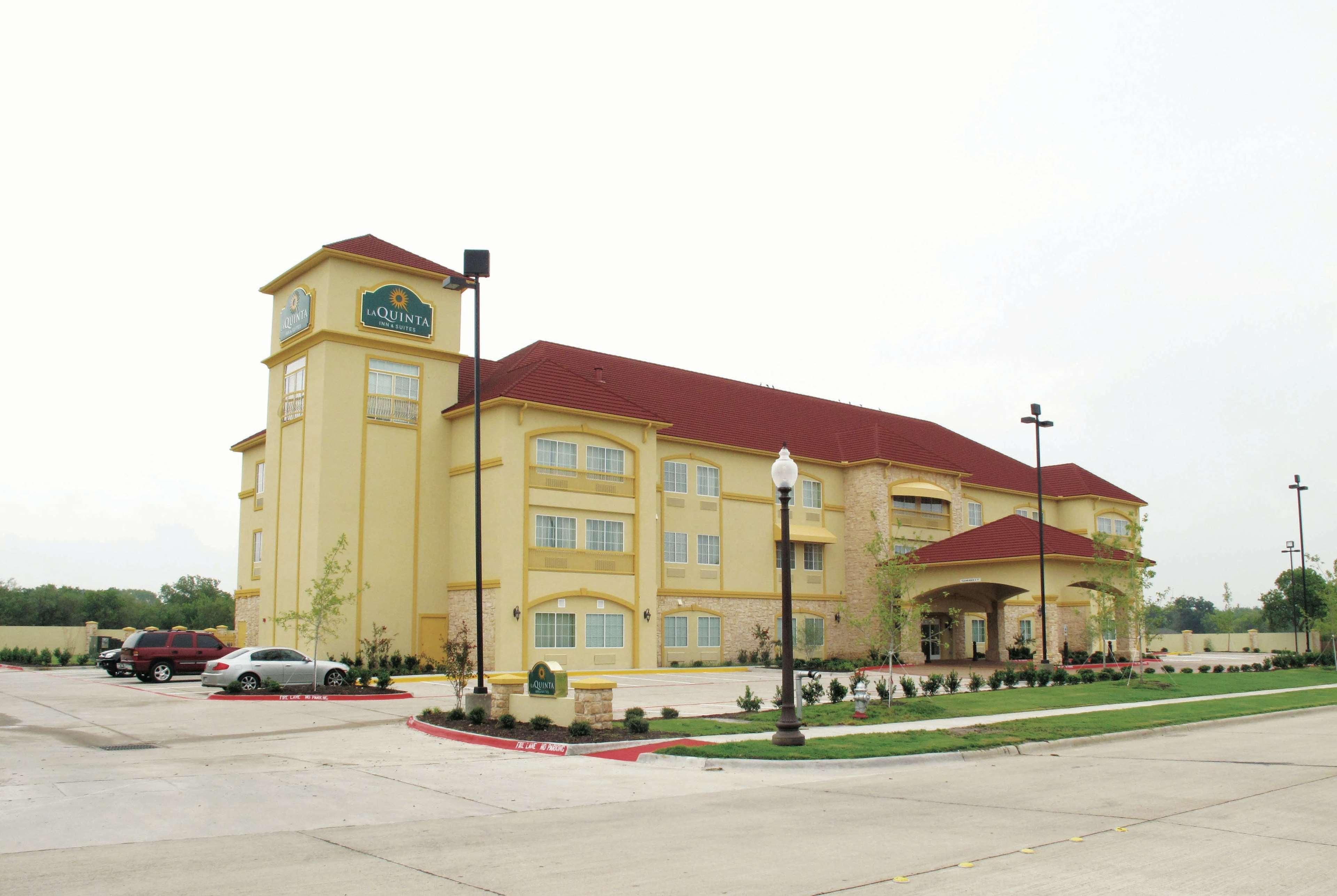 La Quinta By Wyndham Ennis Hotel Exterior photo